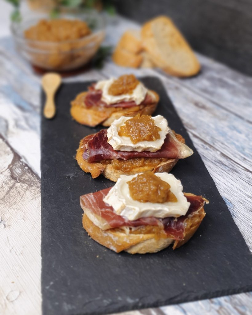 La Caravel·la - Cacho de cecina, cebolla caramelizada, queso de cabra y...